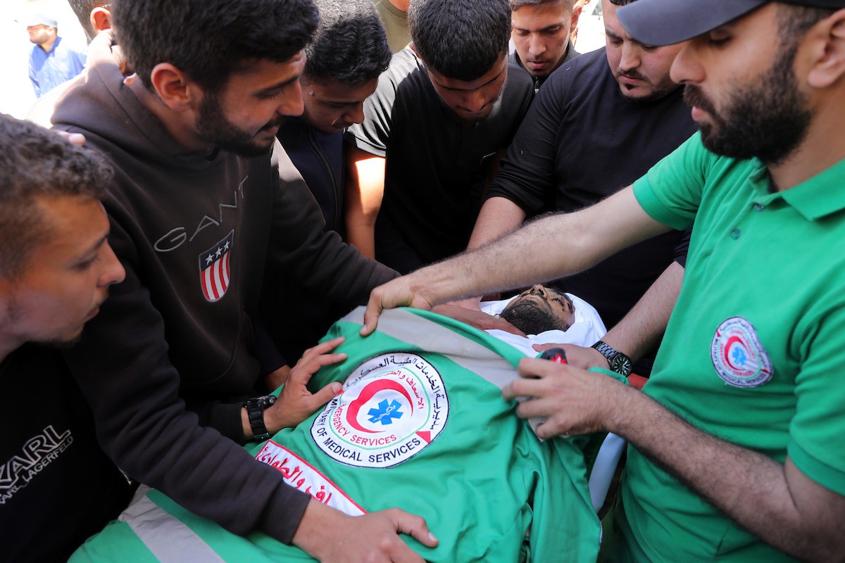 مشيعون فلسطينيون يودعون جثمان المسعف إبراهيم صقر خلال جنازته في مستشفى الشفاء بمدينة غزة في 29 أبريل/نيسان 2026. (صورة: بلال أسامة)