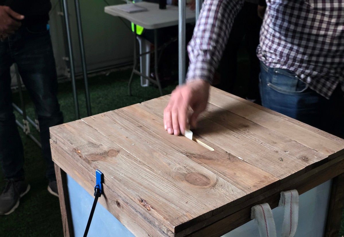 الفلسطينيون يدلون بأصواتهم في مركز اقتراع خلال الانتخابات البلدية في دير البلح، قطاع غزة، في 25 أبريل/نيسان 2026 بعد أكثر من 20 عاما، (صورة: طارق محمد)