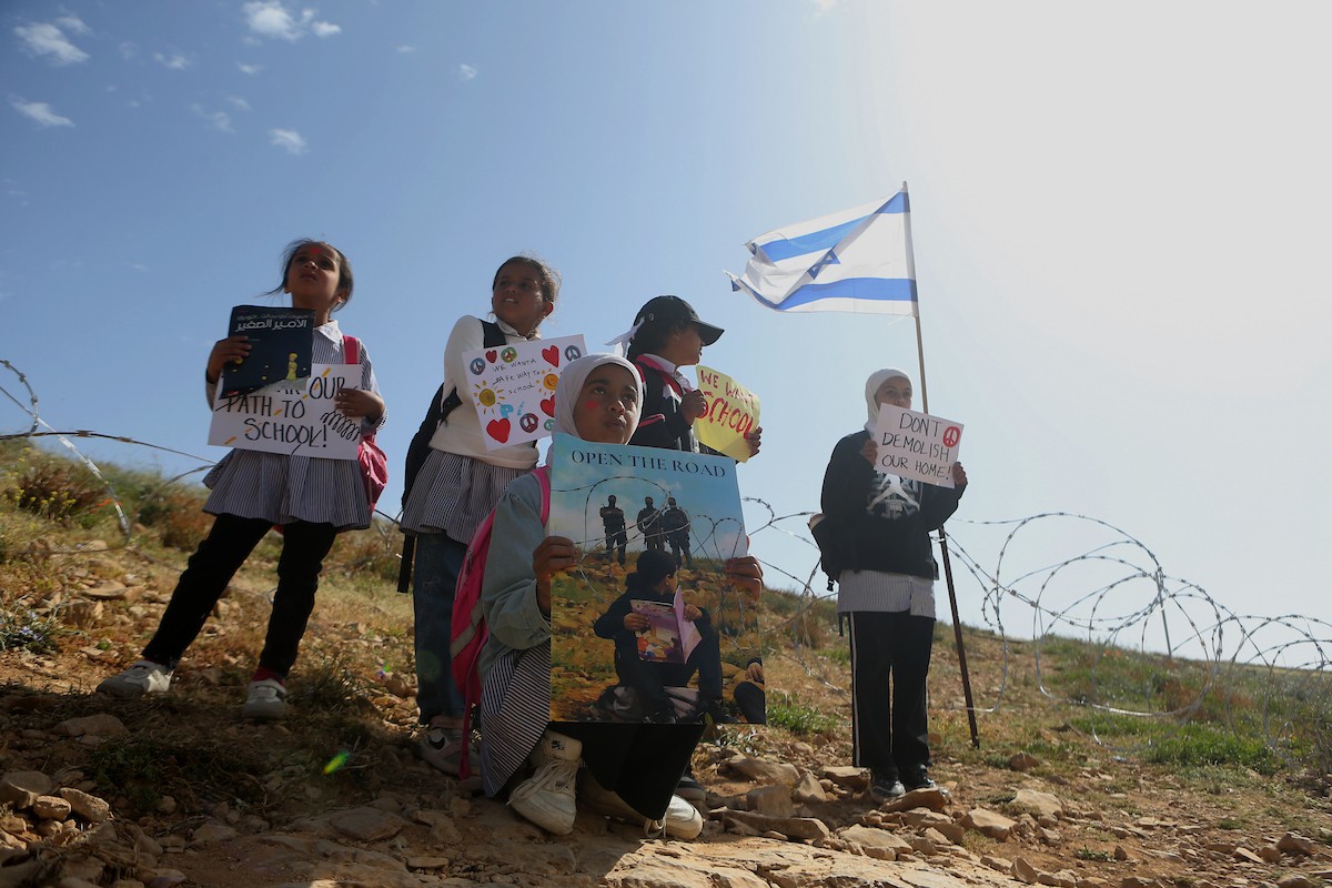 يواصل الطلاب الفلسطينيون اعتصامهم ودراستهم على جانب طريق أغلقه المستوطنون والقوات الإسرائيلية، في قرية أم الخير بمسافر يطا، قضاء الخليل جنوب الضفة الغربية. 26 أبريل/نيسان 2026،(صورة: مأمون وزواز)