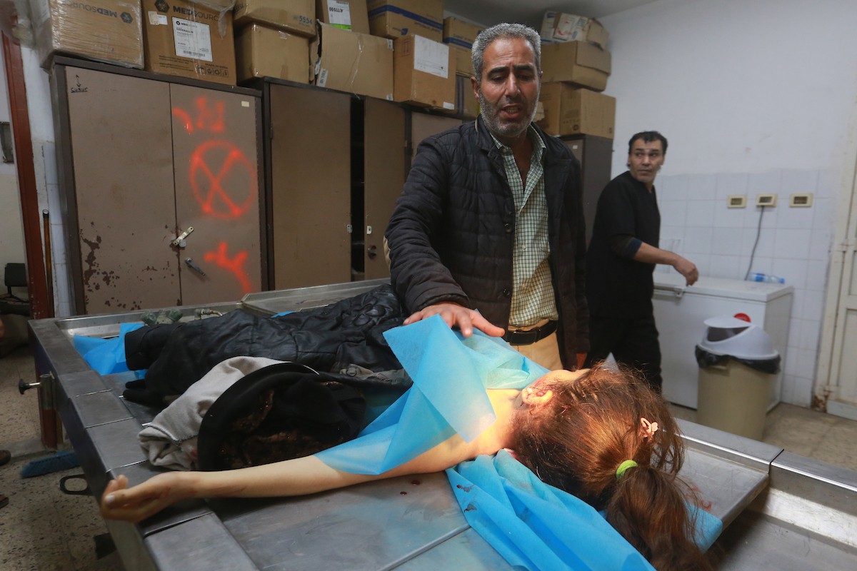 ودّع فلسطينيون جثمان الطفلة ريتاج عبد الرؤوف ريحان، البالغة من العمر 13 عامًا، في مستشفى الشفاء بمدينة غزة. وقد استشهدت ريتا بنيران الجيش الإسرائيلي التي استهدفت خيام النازحين في بيت لاهيا شمال قطاع غزة. 9 أبريل/نيسان 2026. صورة: بلال أسامة