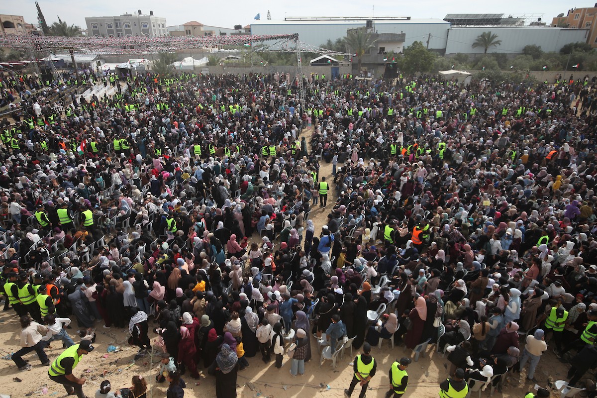 حفل زفاف جماعي لنحو 300 عروس وعريس، تحت عنوان فستان الفرح 2، نظمته مؤسسة الفارس الشم في دير البلح، وسط قطاع غزة، في 24 أبريل/نيسان 2026، (صورة: معز صالحي)