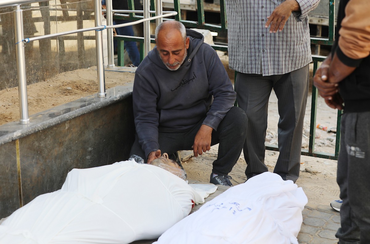 ودّع فلسطينيون جثامين 5 مواطنين بينهم 3 أطفال في مستشفى الشفاء بمدينة غزة، وكانوا قد سقطوا ليلة أمس في غارة إسرائيلية بمنطقة بيت لاهيا شمال قطاع غزة. 23 أبريل/نيسان 2026. صورة: بلال أسامة