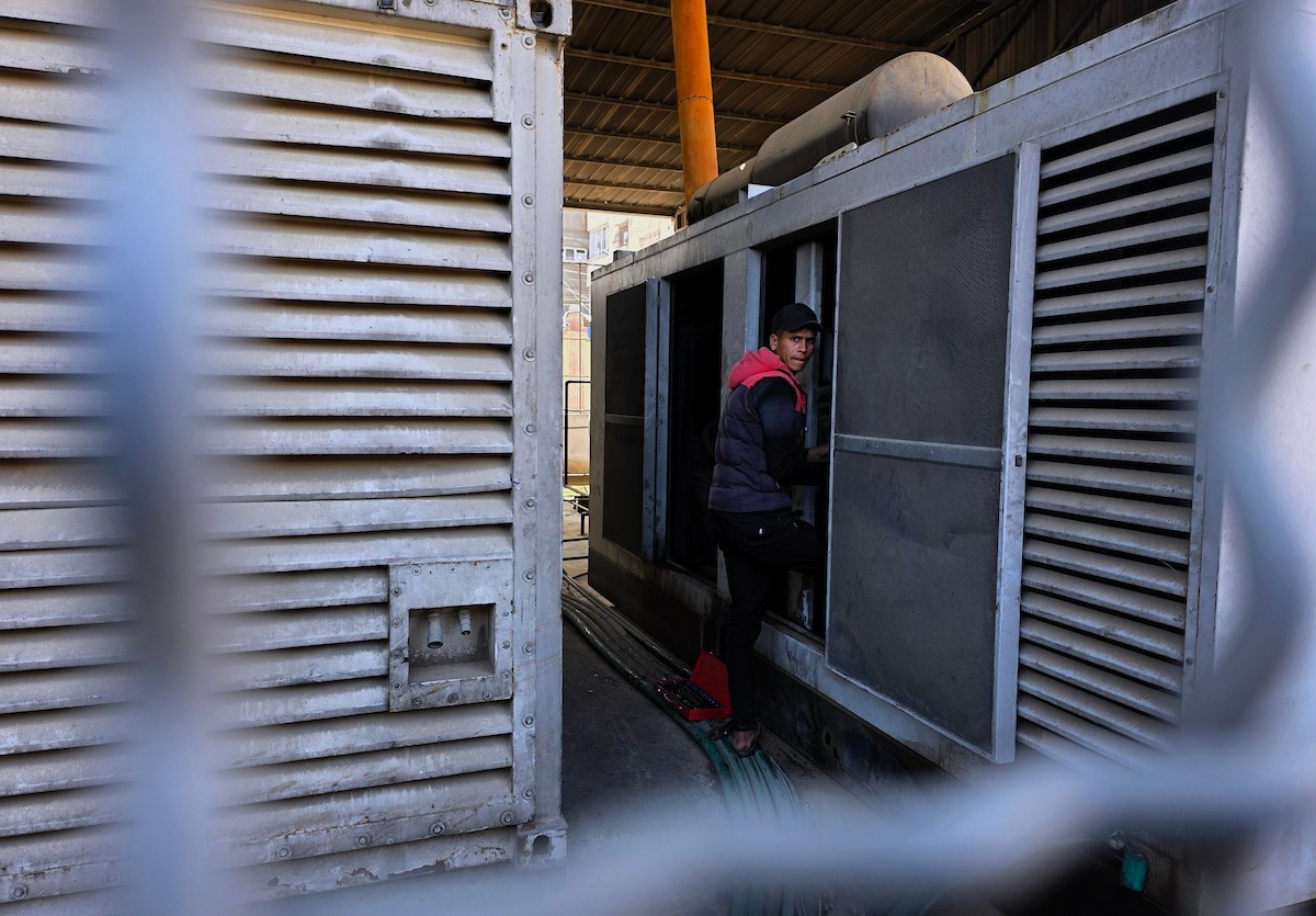 عقدت إدارة مجمع ناصر الطبي في خان يونس، جنوب قطاع غزة، مؤتمراً صحفياً ناقشت خلاله العواقب الوخيمة لنقص النفط وقطع الغيار اللازمة لتشغيل المولدات الكهربائية، وتأثير ذلك على الخدمات الصحية المقدمة، 12 أبريل/نيسان 2026. تصوير: طارق محمد