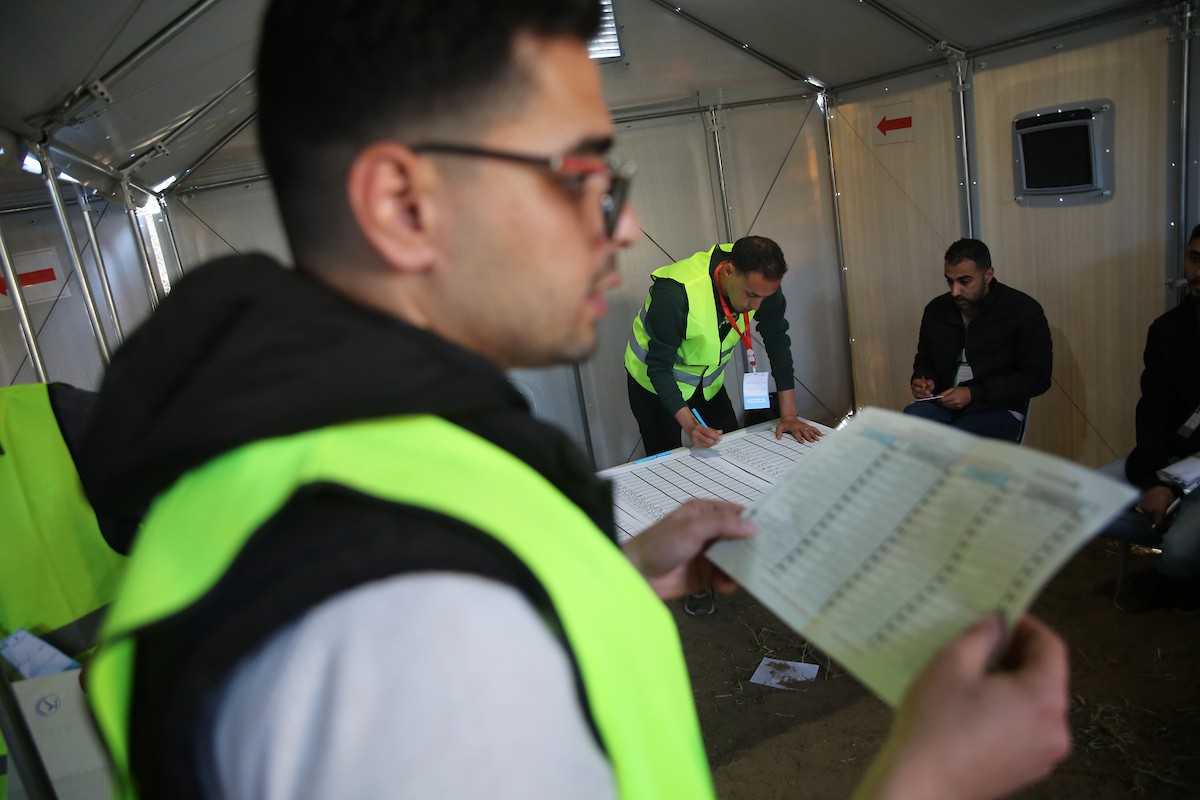 فرز أصوات الناخبين داخل مركز اقتراع في دير البلح، في 25 أبريل/نيسان 2026. وقد جرت الانتخابات البلدية اليوم في الضفة الغربية ووسط قطاع غزة، في أول انتخابات منذ بدء حرب غزة. (صورة: هادي داود)