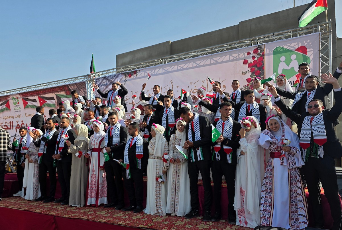 فلسطينيون يشاركون في حفل زفاف جماعي لخمسين عريساً فقدوا أفراداً من عائلاتهم خلال الحرب، ضمن مبادرة بعنوان أفراح رغم الجراح، في خان يونس، جنوب قطاع غزة. 26 أبريل/نيسان 2026، (تصوير: طارق محمد)