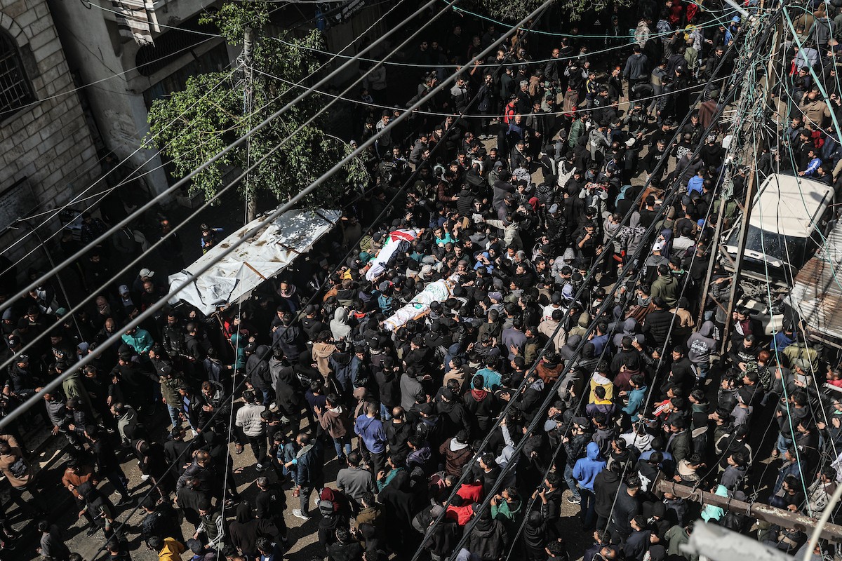 حضر أهالي غزة، في 7 أبريل/نيسان 2026، جنازة فلسطينيين استشهدوا في غارة جوية إسرائيلية استهدفت مدنيين متجمعين شرق مخيم المغازي للاجئين، في انتهاك لوقف إطلاق النار. (صورة: معز صالحي)