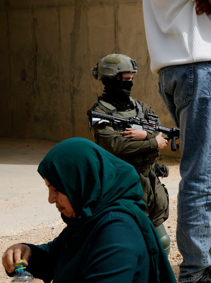 يحاول فلسطينيون الوصول إلى أراضيهم الزراعية في بلدة حلحول شمال الخليل جنوب الضفة الغربية، إلا أن الجيش الإسرائيلي يمنعهم من ذلك، وفق ما أفاد به شهود عيان،  17 أبريل/نيسان 2026. صورة: مأمون وزواز