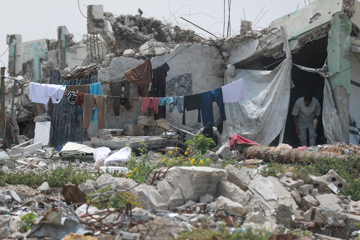 يعيش الفلسطينيون ظروفاً صعبة قرب الخط الأصفر شرق خان يونس، جنوب قطاع غزة، في 27 أبريل/نيسان 2026، حيث يواجهون إطلاق نار متكرر في منطقة تُعتبر خطرة، على طول خط حدودي أعادت القوات الإسرائيلية انتشارها فيه بموجب اتفاق وقف إطلاق النار. (صورة: رمزي أبو عامر)