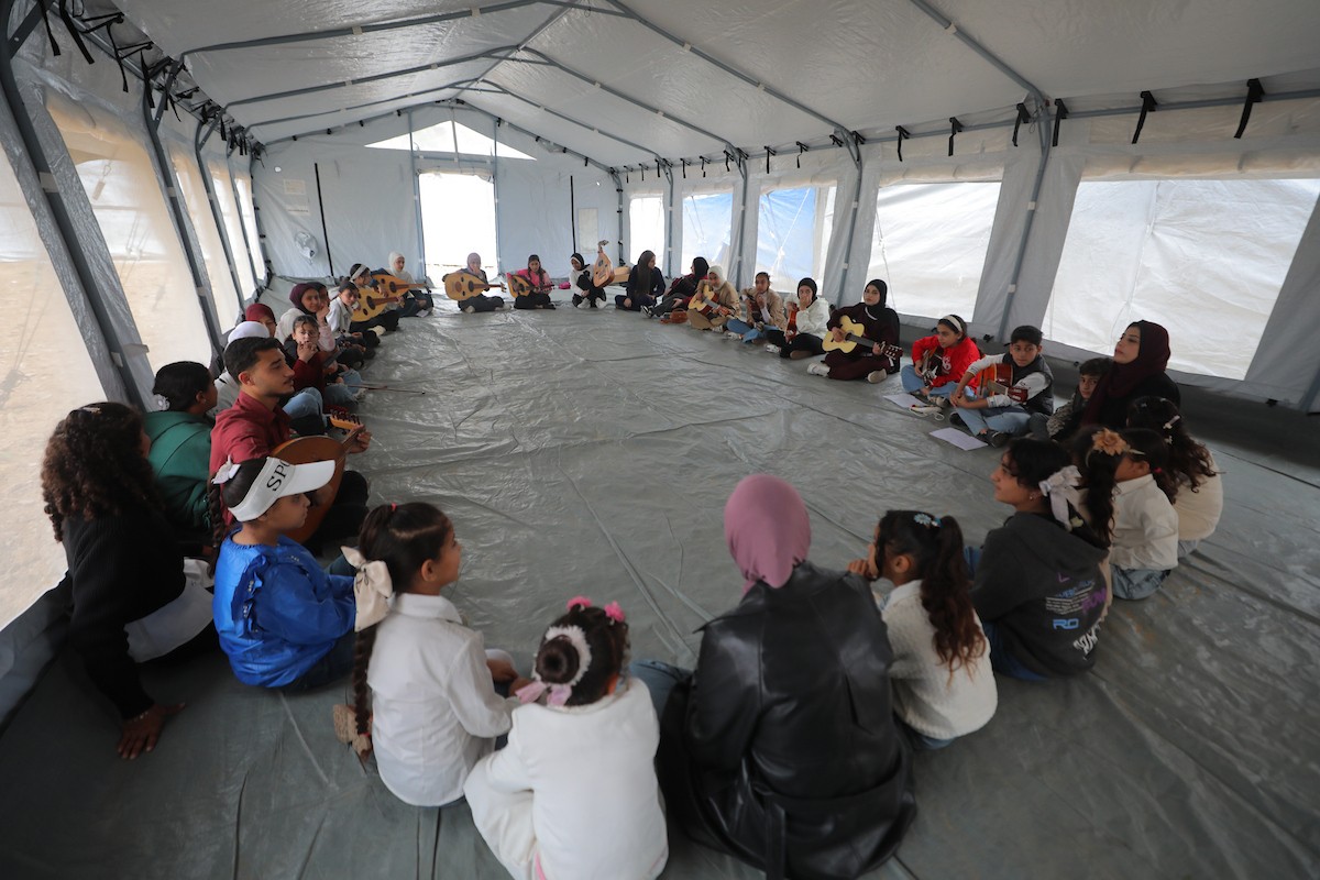 يشارك أطفال فلسطينيون في أنشطة ترفيهية ودعم نفسي اجتماعي في مخيم الزهور للنازحين في مخيم النصيرات للاجئين وسط قطاع غزة. 26 أبريل/نيسان 2026، (تصوير: حسن الجديدي)