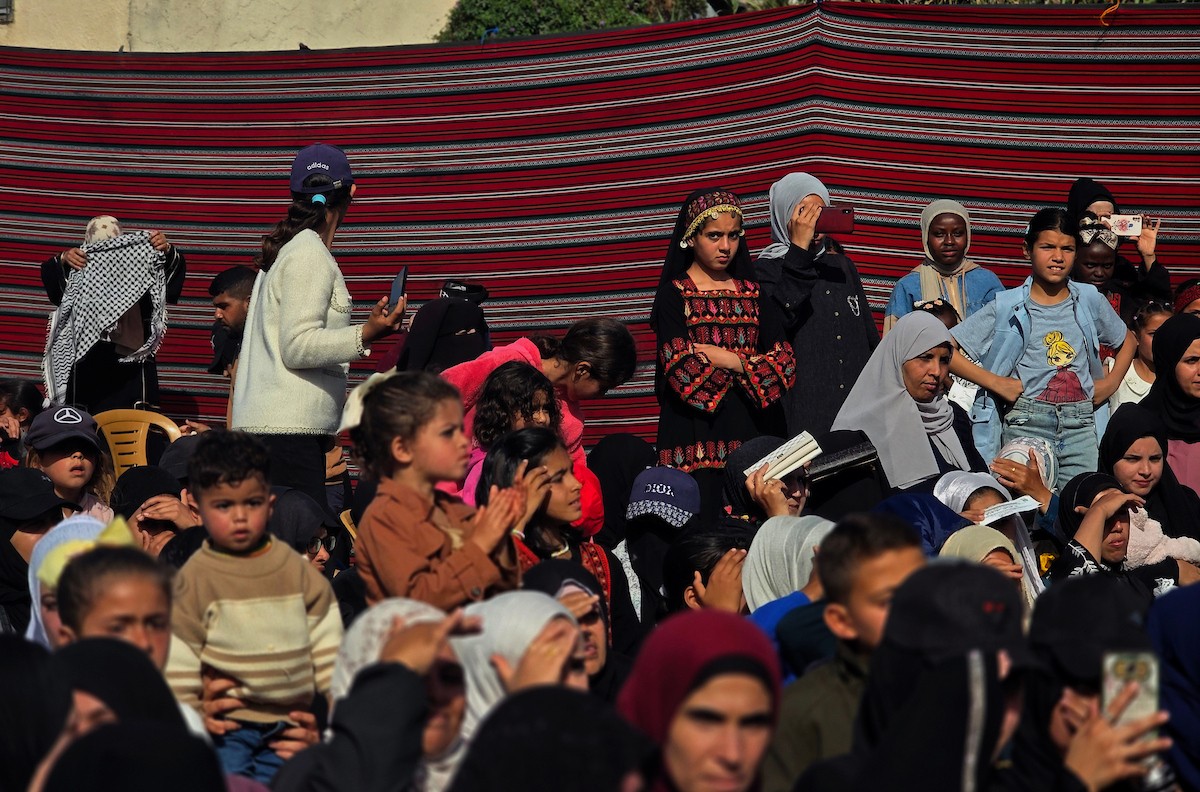 فلسطينيون يشاركون في حفل زفاف جماعي لخمسين عريساً فقدوا أفراداً من عائلاتهم خلال الحرب، ضمن مبادرة بعنوان أفراح رغم الجراح، في خان يونس، جنوب قطاع غزة. 26 أبريل/نيسان 2026، (تصوير: طارق محمد)