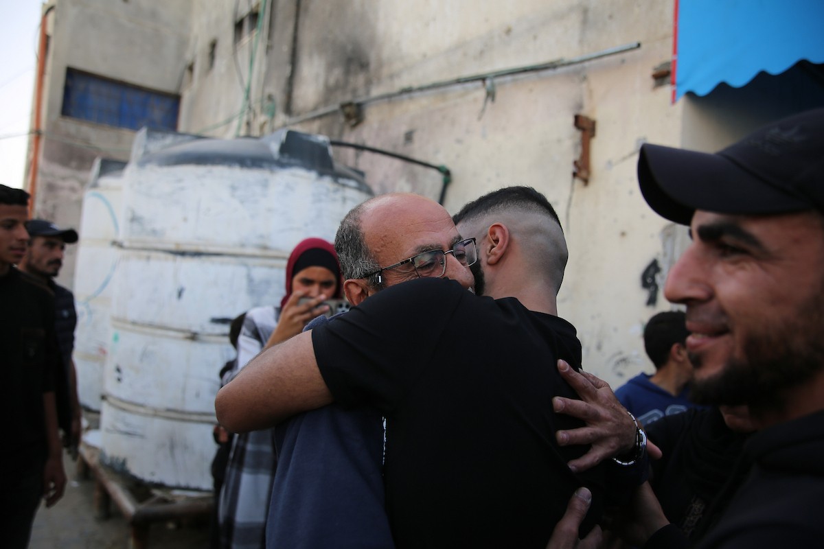 وصل أسرى فلسطينيون أفرج عنهم الجيش الإسرائيلي إلى مستشفى شهداء الأقصى في دير البلح، وسط قطاع غزة، في سيارات تابعة للجنة الدولية للصليب الأحمر، لإجراء فحوصات طبية. 26 أبريل/نيسان 2026. تصوير: هادي داود