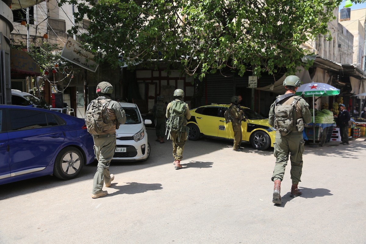 القوات الإسرائيلية تقتحم البلدة القديمة في نابلس، شمال الضفة الغربية، 27 أبريل/نيسان 2026 (صورة من محمد ناصر)