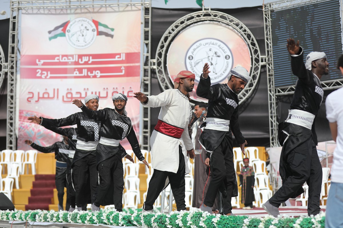 حفل زفاف جماعي لنحو 300 عروس وعريس، تحت عنوان فستان الفرح 2، نظمته مؤسسة الفارس الشم في دير البلح، وسط قطاع غزة، في 24 أبريل/نيسان 2026، (صورة: معز صالحي)