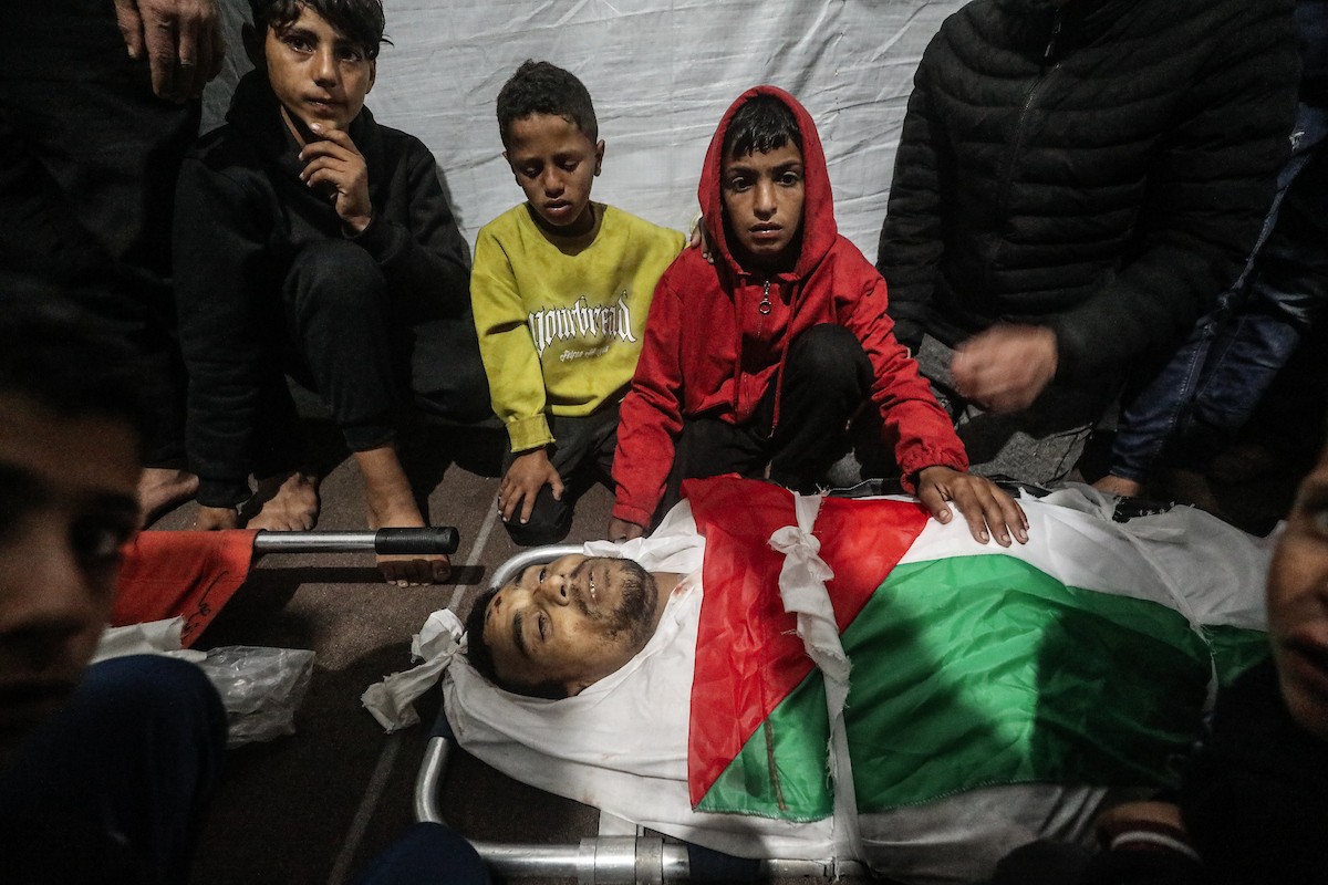 حضر أهالي غزة، في 7 أبريل/نيسان 2026، جنازة فلسطينيين استشهدوا في غارة جوية إسرائيلية استهدفت مدنيين متجمعين شرق مخيم المغازي للاجئين، في انتهاك لوقف إطلاق النار. (صورة: معز صالحي)