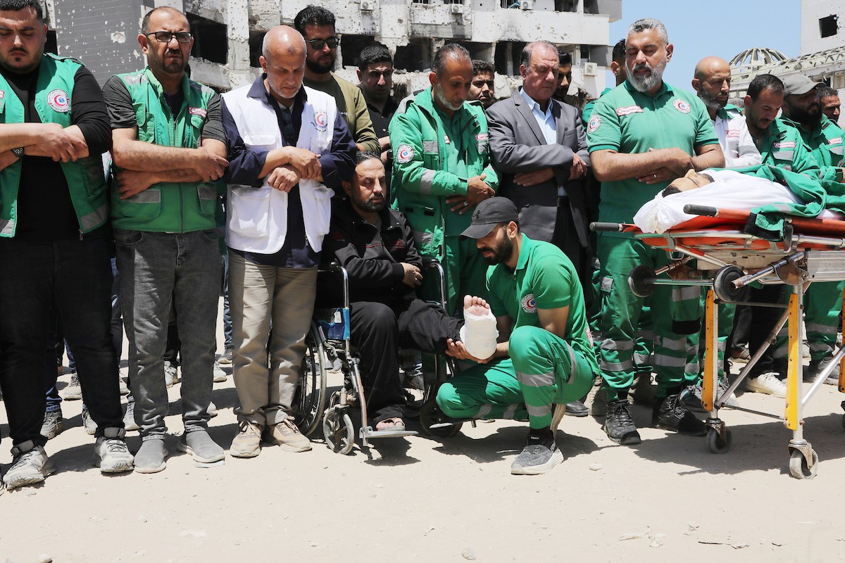 مشيعون فلسطينيون يودعون جثمان المسعف إبراهيم صقر خلال جنازته في مستشفى الشفاء بمدينة غزة في 29 أبريل/نيسان 2026. (صورة: بلال أسامة)