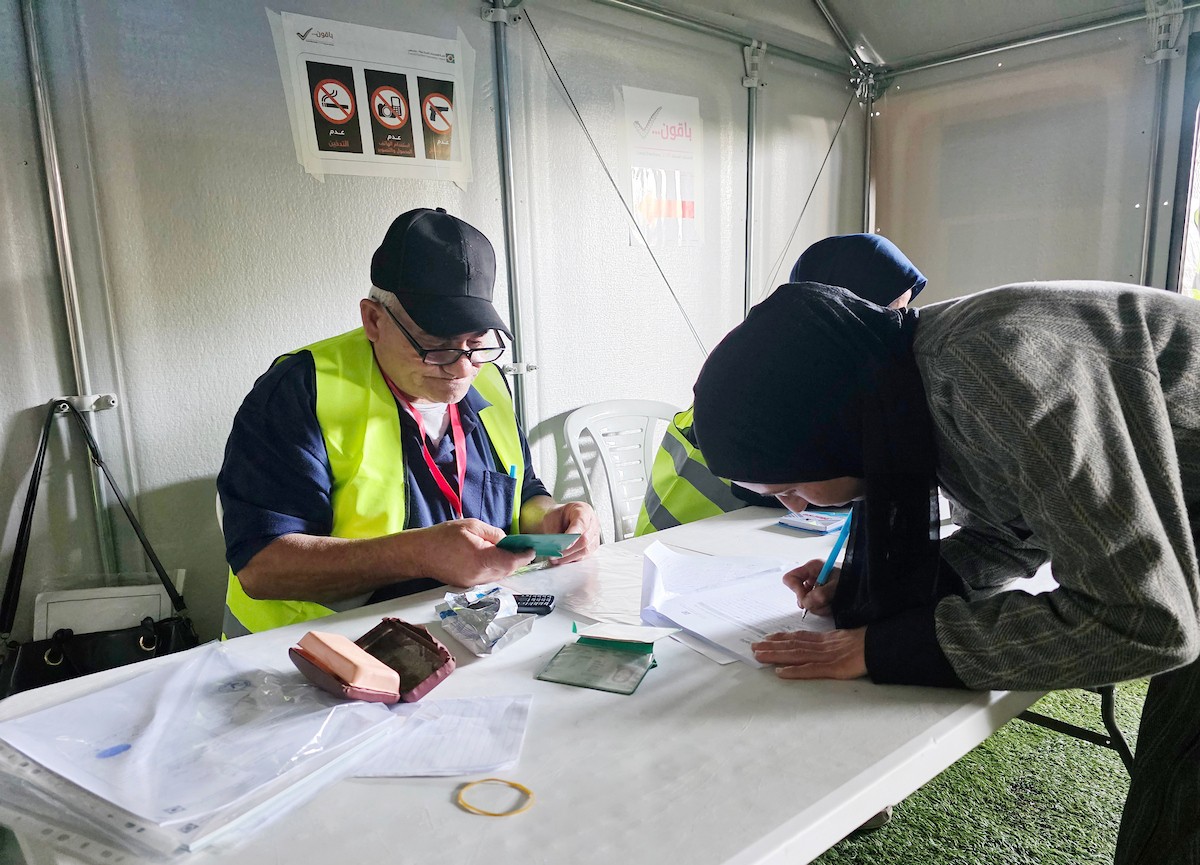 الفلسطينيون يدلون بأصواتهم في مركز اقتراع خلال الانتخابات البلدية في دير البلح، قطاع غزة، في 25 أبريل/نيسان 2026 بعد أكثر من 20 عاما، (صورة: طارق محمد)
