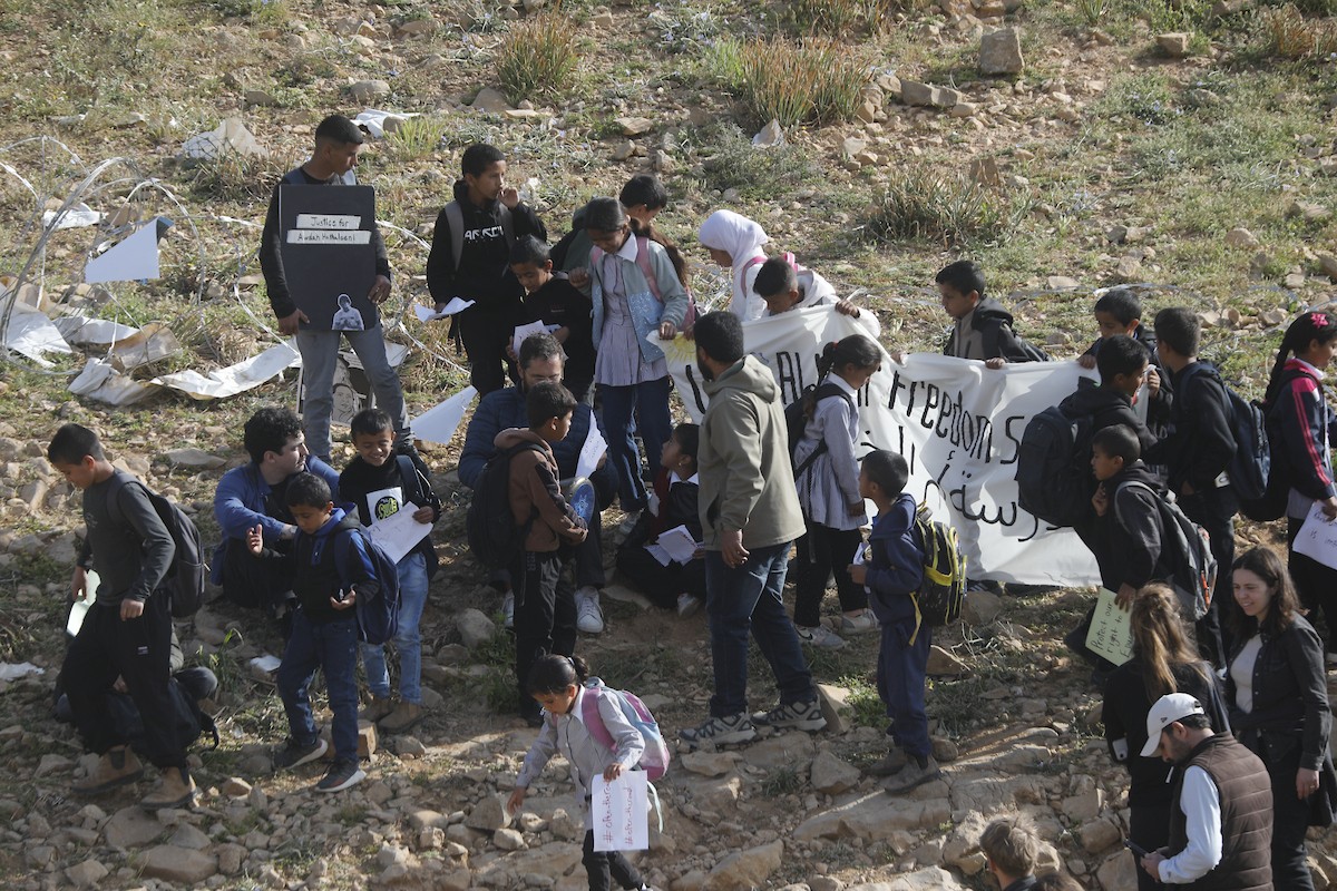 الخليل - أطفال خربة أم الخير وبمشاركة نشطاء سلام دوليين ينظمون وقفة سلمية احتجاجا على إغلاق الجيش الإسرائيلي للطريق الرئيسي المؤدي إلى مدارسهم منذ أسبوع، 19 أبريل/نيسان 2026. تصوير: مأمون وزواز