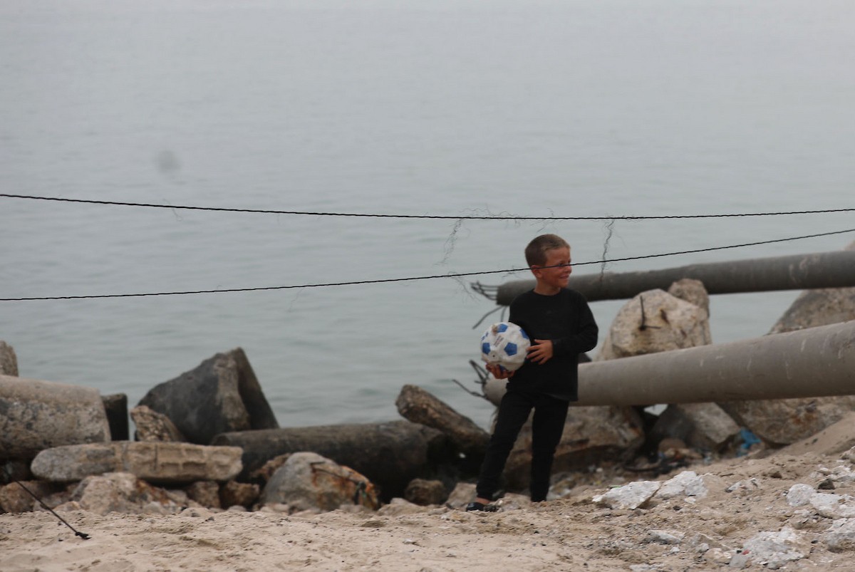 يقضي أطفال فلسطينيون أوقاتهم على شاطئ  غزة، باحثين عن ملاذ من حرارة الشمس وضغوط الحياة اليومية، في ظلّ الظروف الإنسانية المتردية التي يواجهها سكان القطاع جراء الحرب الدائرة، 17 أبريل/نيسان 2026. تصوير: بلال أسامة