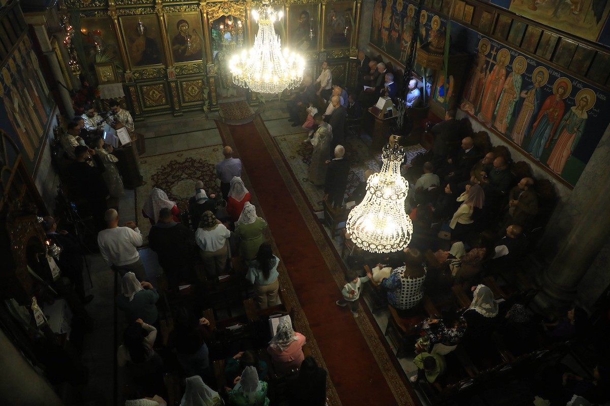 حضر مسيحيون أرثوذكس مقيمون في مدينة غزة، قداسًا في كنيسة القديس بورفيريوس احتفالًا بأحد الشعانين، الذي يُحيي ذكرى دخول السيد المسيح إلى القدس واستقبال الشعب له بأغصان النخيل، 5 أبريل/نيسان 2026. تصوير: هاشم زامو/apaimages