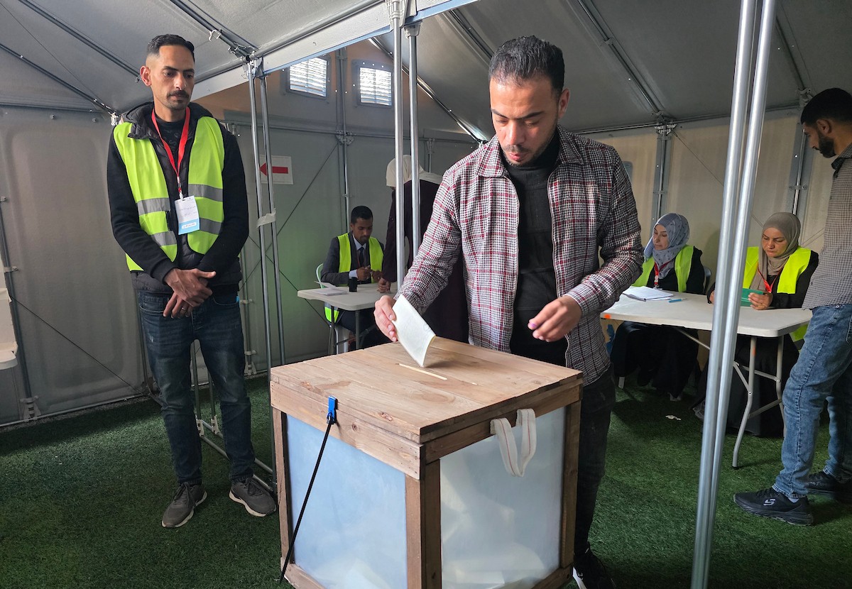 الفلسطينيون يدلون بأصواتهم في مركز اقتراع خلال الانتخابات البلدية في دير البلح، قطاع غزة، في 25 أبريل/نيسان 2026 بعد أكثر من 20 عاما، (صورة: طارق محمد)