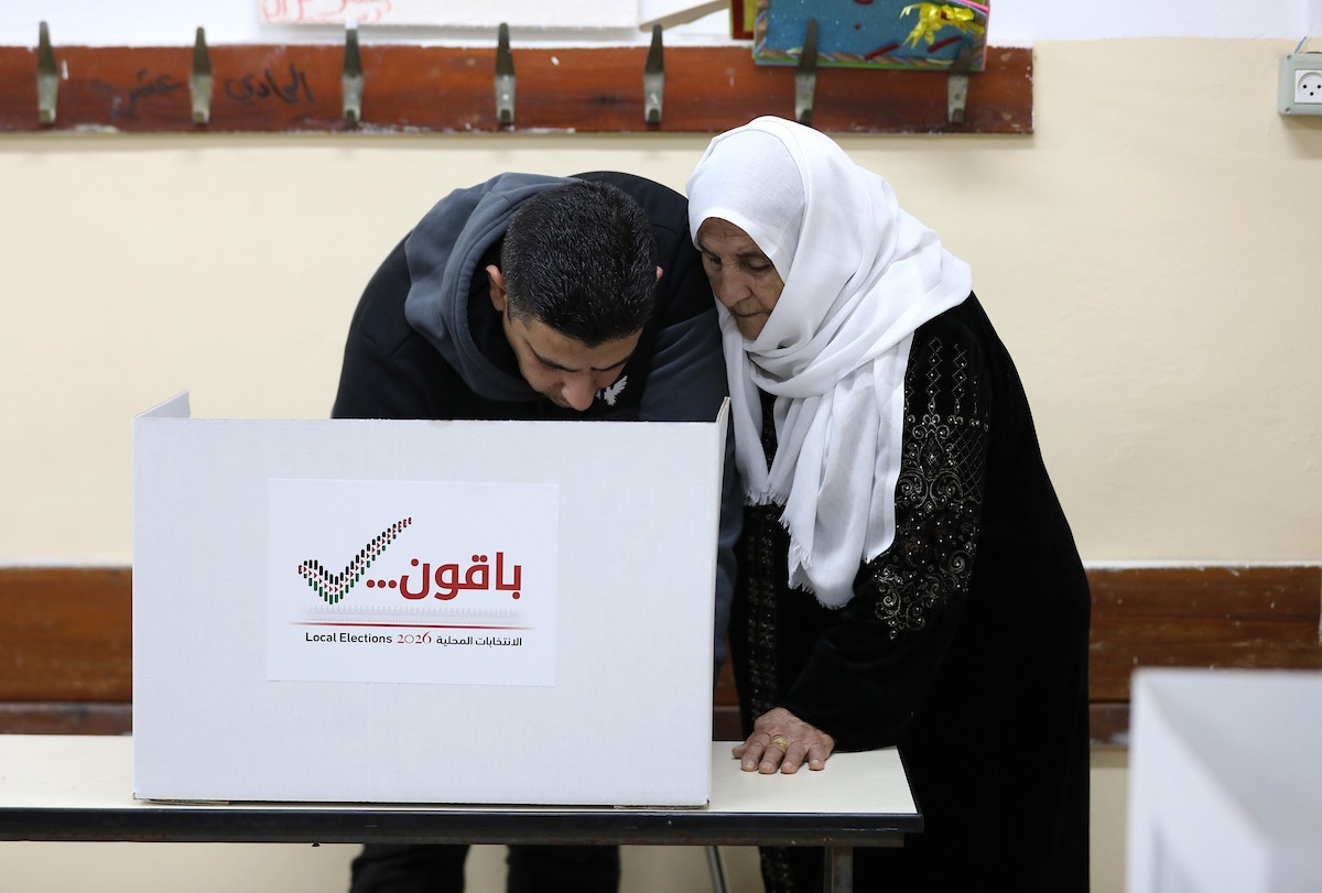 الفلسطينيون يدلون بأصواتهم خلال الانتخابات البلدية لعام 2026 في قرية السرة، غرب نابلس في الضفة الغربية، في 25 أبريل/نيسان 2026. (صورة: أيمن أمين)