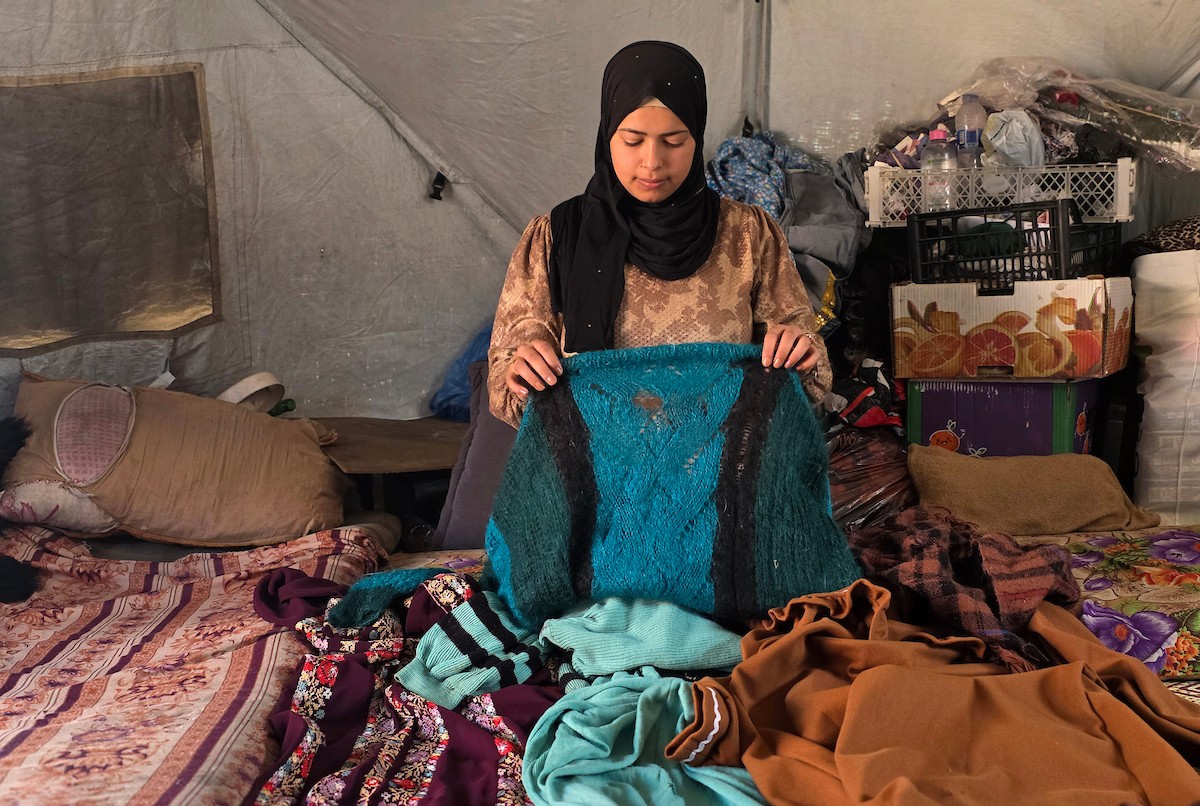 قبل أيام من موعد زفافها، فوجئت الشابة الفلسطينية أماني أبو سلمى بتلف جهازها بالكامل، بعد أن دمرت القوارض مقتنياتها داخل خيمتها في أحد مخيمات النزوح بمدينة خان يونس جنوب قطاع غزة.19 أبريل/نيسان 2026، (تصوير: طارق محمد )