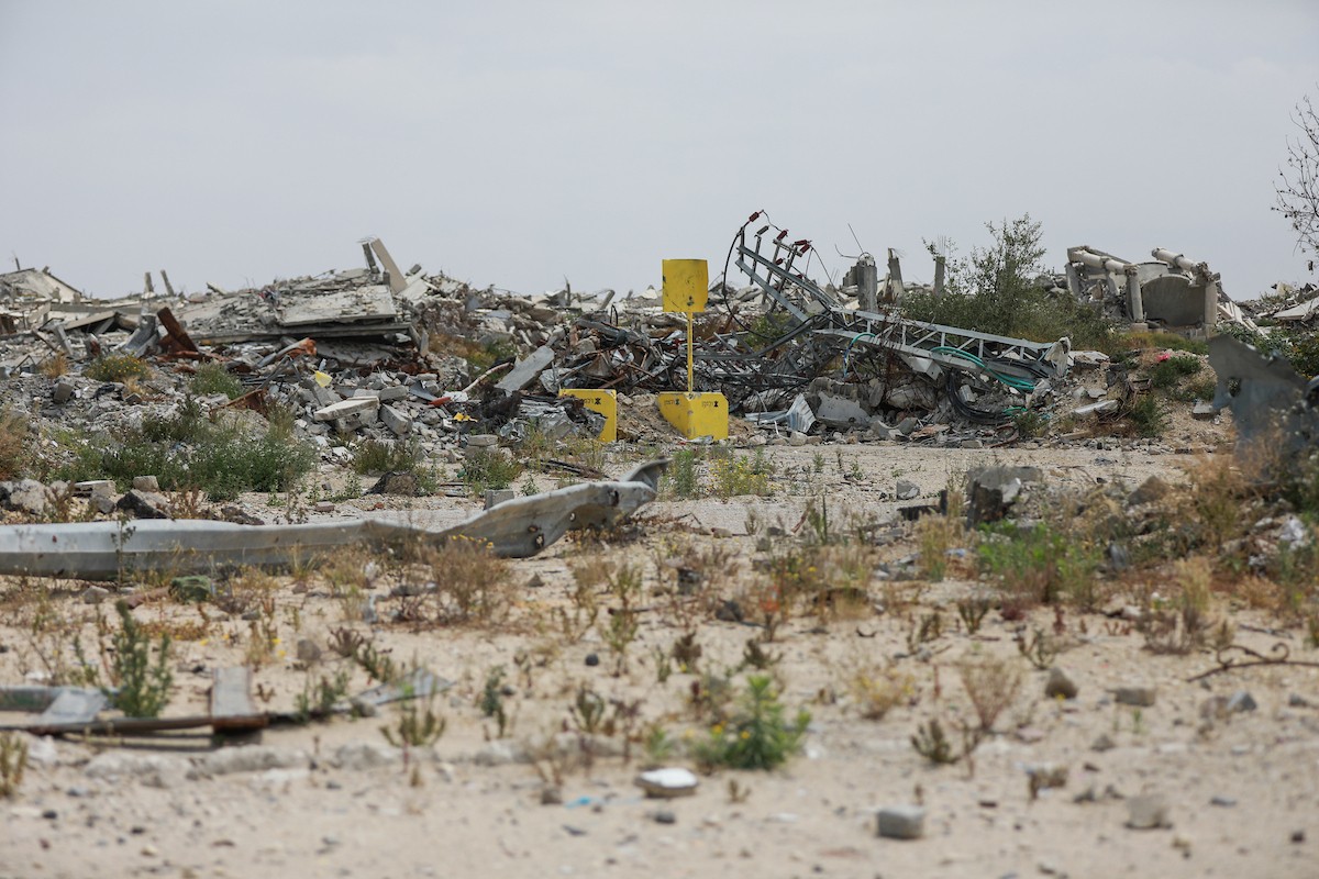 يعيش الفلسطينيون ظروفاً صعبة قرب الخط الأصفر شرق خان يونس، جنوب قطاع غزة، في 27 أبريل/نيسان 2026، حيث يواجهون إطلاق نار متكرر في منطقة تُعتبر خطرة، على طول خط حدودي أعادت القوات الإسرائيلية انتشارها فيه بموجب اتفاق وقف إطلاق النار. (صورة: رمزي أبو عامر)