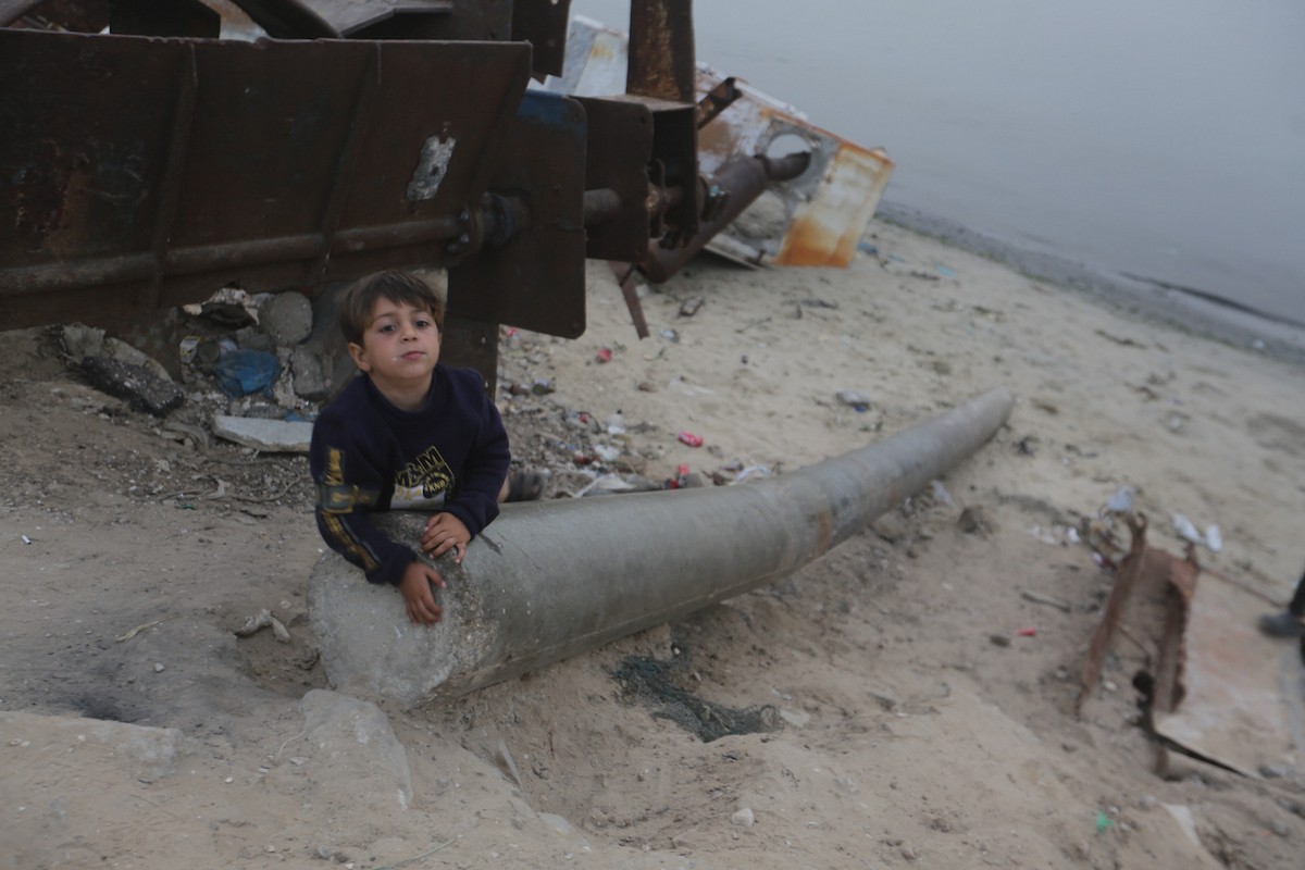 يقضي أطفال فلسطينيون أوقاتهم على شاطئ  غزة، باحثين عن ملاذ من حرارة الشمس وضغوط الحياة اليومية، في ظلّ الظروف الإنسانية المتردية التي يواجهها سكان القطاع جراء الحرب الدائرة، 17 أبريل/نيسان 2026. تصوير: بلال أسامة