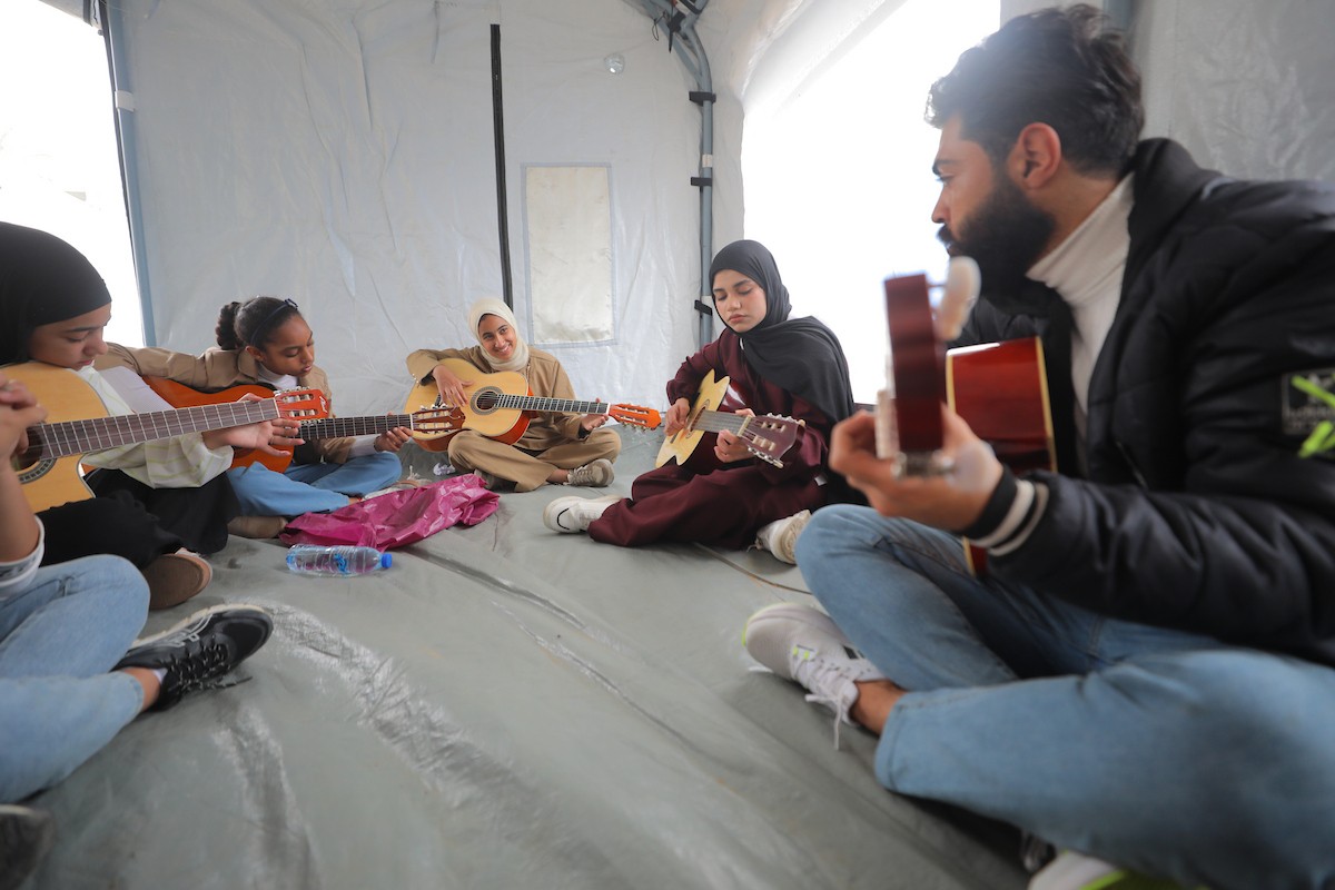 يشارك أطفال فلسطينيون في أنشطة ترفيهية ودعم نفسي اجتماعي في مخيم الزهور للنازحين في مخيم النصيرات للاجئين وسط قطاع غزة. 26 أبريل/نيسان 2026، (تصوير: حسن الجديدي)