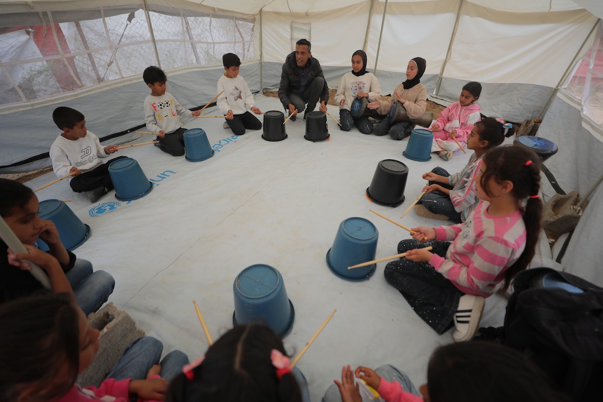 يشارك أطفال فلسطينيون في أنشطة ترفيهية ودعم نفسي اجتماعي في مخيم الزهور للنازحين في مخيم النصيرات للاجئين وسط قطاع غزة. 26 أبريل/نيسان 2026، (تصوير: حسن الجديدي)