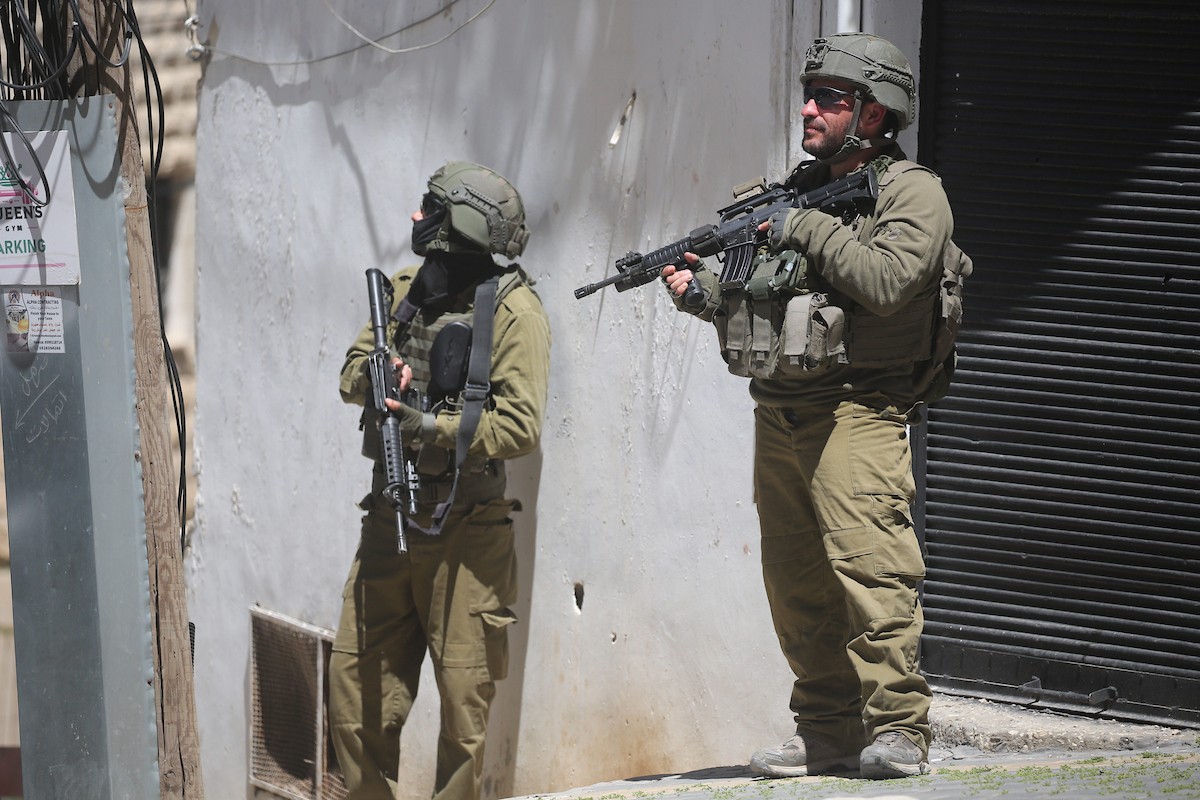 جنود إسرائيليون يقفون في أحد شوارع مدينة نابلس شمال الضفة الغربية، في 23 أبريل/نيسان 2026، خلال غارة للجيش الإسرائيلي. (صورة: محمد ناصر)