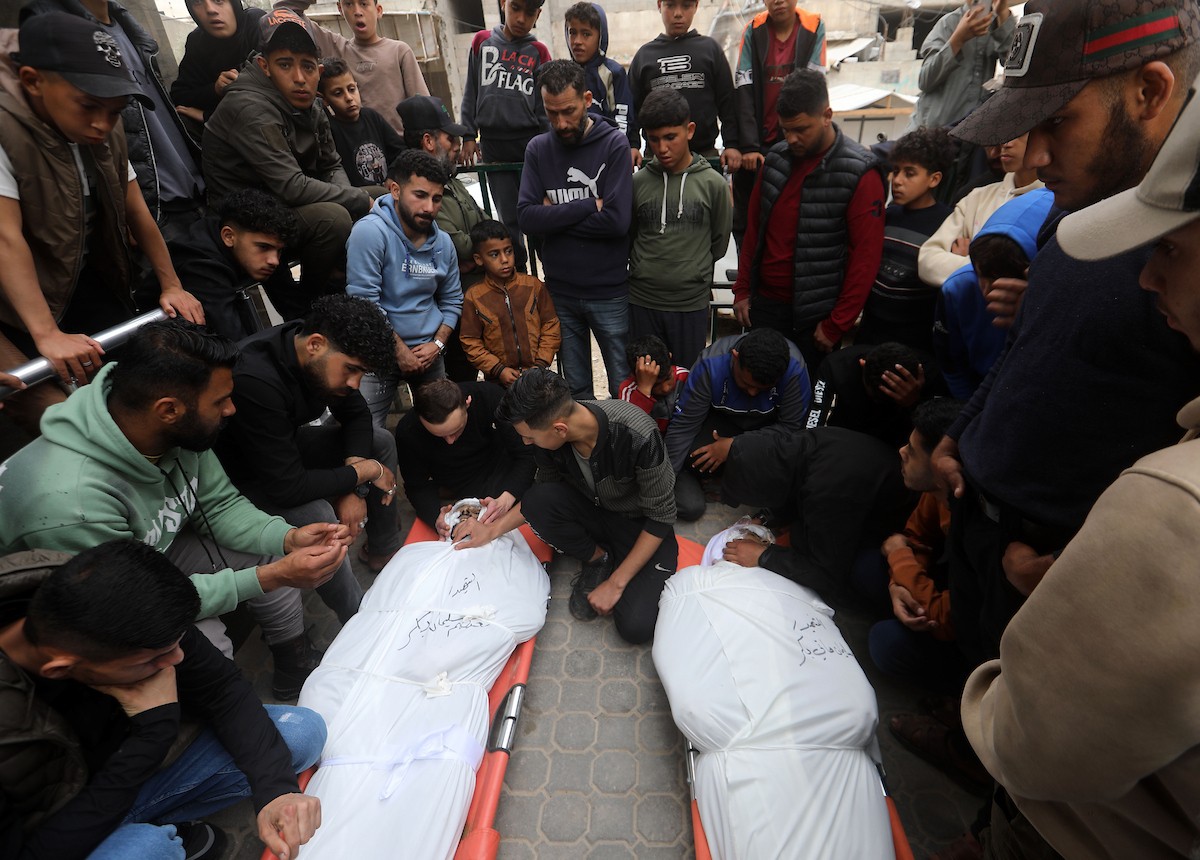 ودّع المشيّعون جثامين الفلسطينيين الذين سقطوا في غارة جوية إسرائيلية على مخيم الشاطئ للاجئين خلال جنازتهم في مدينة غزة في 15 أبريل/نيسان 2026. صورة: بلال أسامة