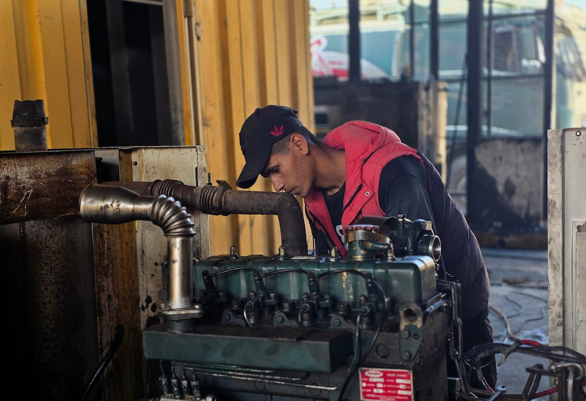 عقدت إدارة مجمع ناصر الطبي في خان يونس، جنوب قطاع غزة، مؤتمراً صحفياً ناقشت خلاله العواقب الوخيمة لنقص النفط وقطع الغيار اللازمة لتشغيل المولدات الكهربائية، وتأثير ذلك على الخدمات الصحية المقدمة، 12 أبريل/نيسان 2026. تصوير: طارق محمد