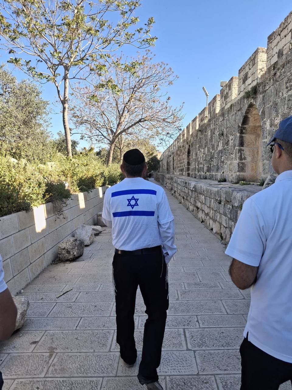 ارتدى بعض المستعمرين قمصانًا تحمل علم الاحتلال خلال اقتحامهم المسجد الأقصى المبارك، كما أقدم عدد منهم على رفع العلم أثناء خروجهم من باب السلسلة...jpg