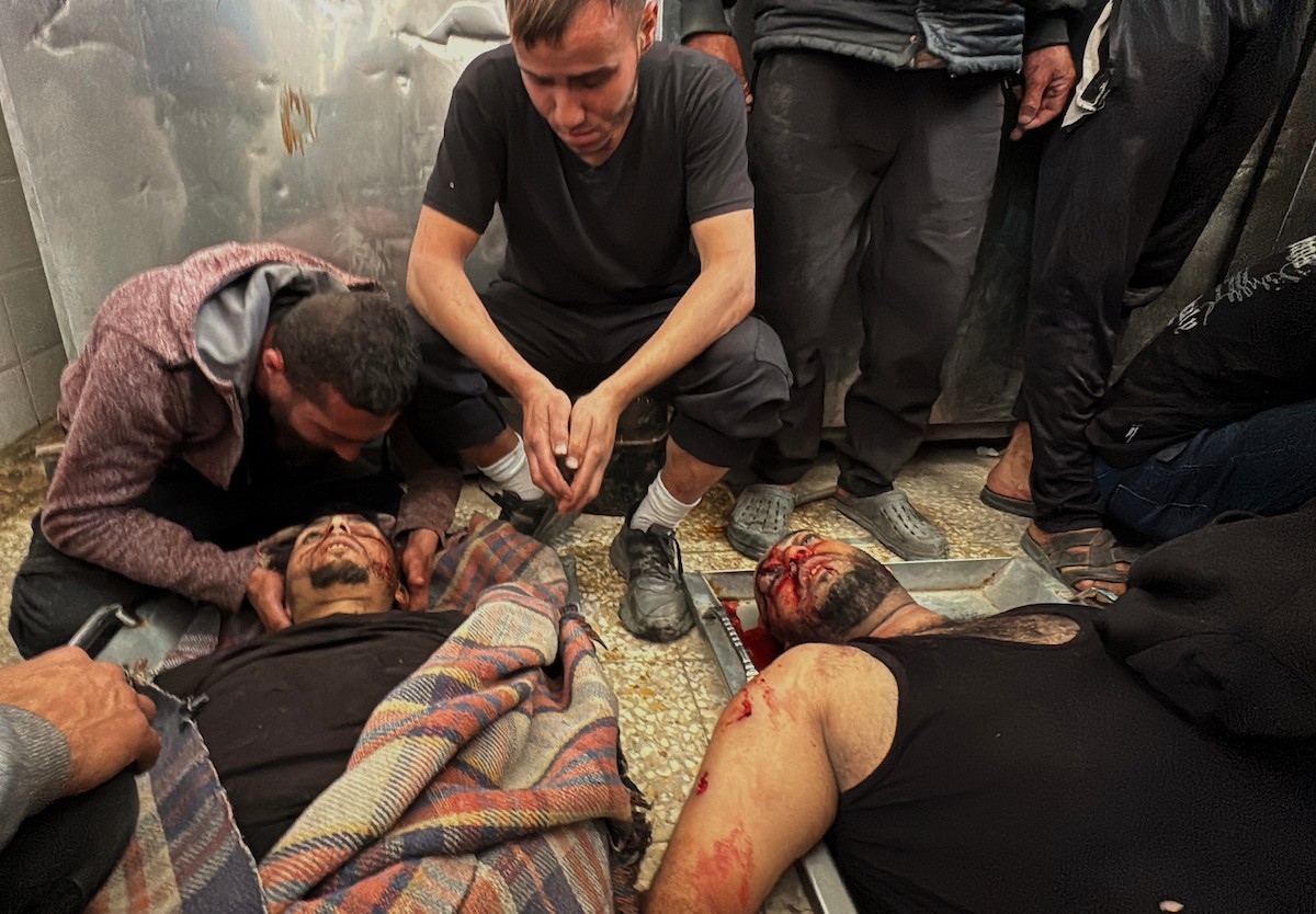 وصل عدد من الجثث وعشرات الجرحى، بينهم أطفال، إلى مستشفى شهداء الأقصى في دير البلح، نتيجة القصف الإسرائيلي وإطلاق النار من قبل جماعات مسلحة متعاونة مع الجيش الإسرائيلي، شرق مخيم المغازي في وسط قطاع غزة، في 6 أبريل/نيسان 2026. (صورة: أحمد إبراهيم)