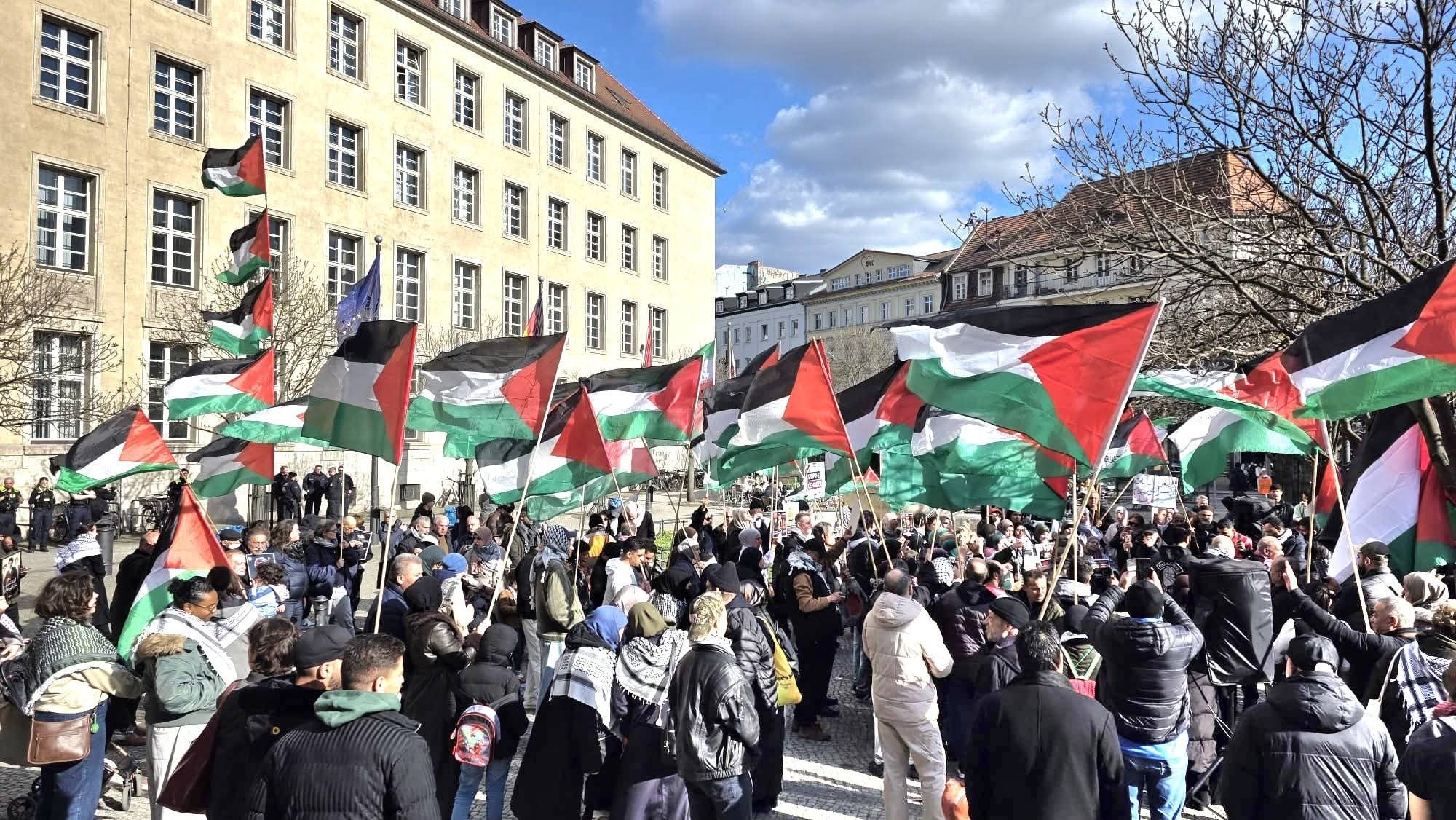 وقفة حاشدة  في برلين تندد بقانون -إعدام الأسرى- وتطالب بتحرك دولي عاجل.jpg