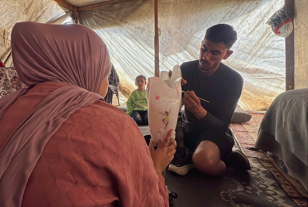 منة وائل عاشور (12 عاماً) وشقيقها فايز (24 عاماً) يعيشان في خيمة نزوح بمدينة دير البلح وسط قطاع غزة، بعد أن فقدا أطرافهما جراء هجوم إسرائيلي قبل نحو تسعة أشهر، 16 أبريل/نيسان 2026. صورة: يوسف أبو طفة