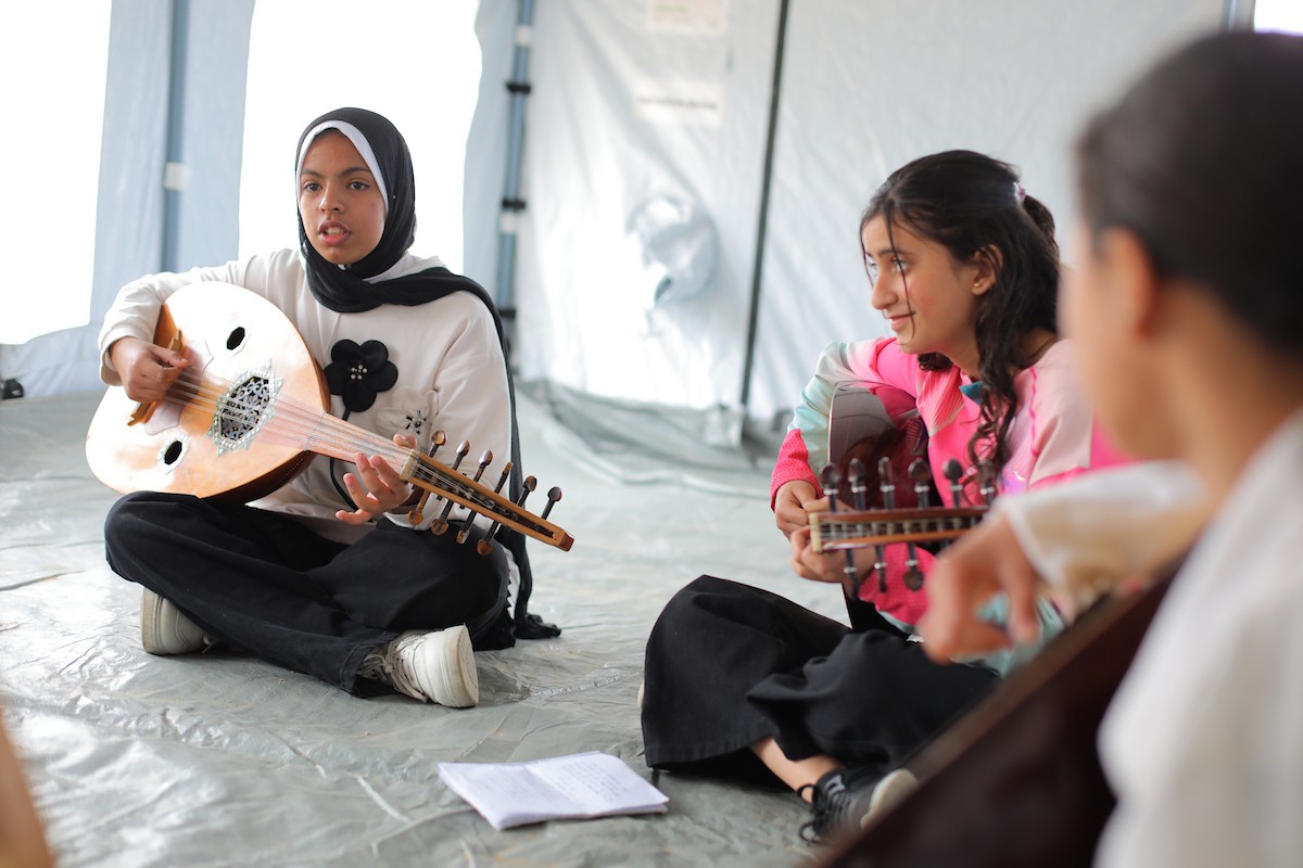 يشارك أطفال فلسطينيون في أنشطة ترفيهية ودعم نفسي اجتماعي في مخيم الزهور للنازحين في مخيم النصيرات للاجئين وسط قطاع غزة. 26 أبريل/نيسان 2026، (تصوير: حسن الجديدي)