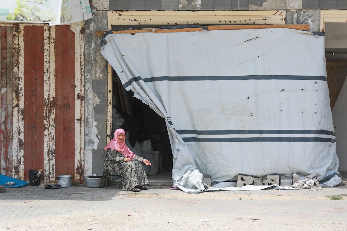 يعيش الفلسطينيون ظروفاً صعبة قرب الخط الأصفر شرق خان يونس، جنوب قطاع غزة، في 27 أبريل/نيسان 2026، حيث يواجهون إطلاق نار متكرر في منطقة تُعتبر خطرة، على طول خط حدودي أعادت القوات الإسرائيلية انتشارها فيه بموجب اتفاق وقف إطلاق النار. (صورة: رمزي أبو عامر)