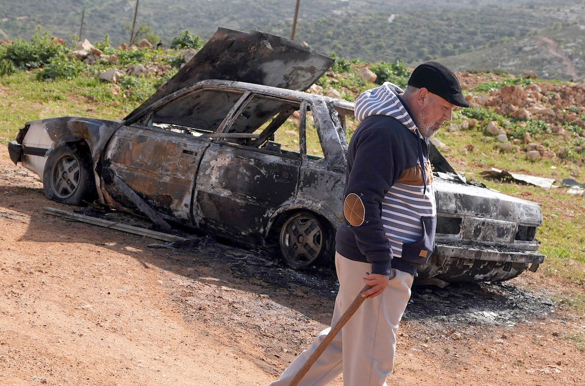 يتفقد فلسطينيون الأضرار التي لحقت بقواربهم وممتلكاتهم إثر هجوم شنه مستوطنون إسرائيليون على مشارف قرية اللبان الشرقية، جنوب نابلس في الضفة الغربية. 6 أبريل/نيسان 2026. تصوير: محمد ناصر