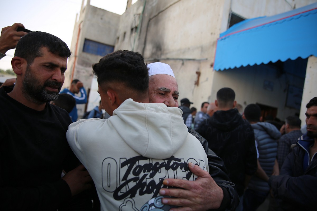 وصل أسرى فلسطينيون أفرج عنهم الجيش الإسرائيلي إلى مستشفى شهداء الأقصى في دير البلح، وسط قطاع غزة، في سيارات تابعة للجنة الدولية للصليب الأحمر، لإجراء فحوصات طبية. 26 أبريل/نيسان 2026. تصوير: هادي داود