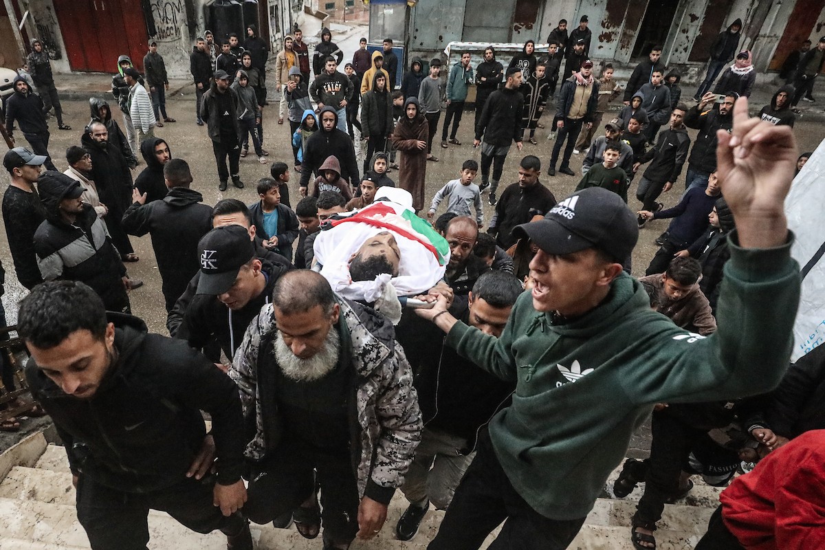 حضر أهالي غزة، في 7 أبريل/نيسان 2026، جنازة فلسطينيين استشهدوا في غارة جوية إسرائيلية استهدفت مدنيين متجمعين شرق مخيم المغازي للاجئين، في انتهاك لوقف إطلاق النار. (صورة: معز صالحي)