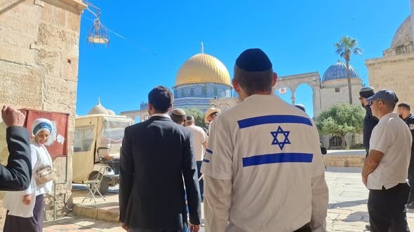 ارتدى بعض المستعمرين قمصانًا تحمل علم الاحتلال خلال اقتحامهم المسجد الأقصى المبارك، كما أقدم عدد منهم على رفع العلم أثناء خروجهم من باب السلسلة.jpg