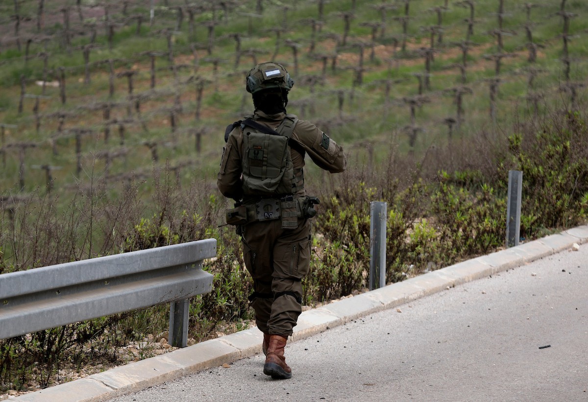 يحاول فلسطينيون الوصول إلى أراضيهم الزراعية في بلدة حلحول شمال الخليل جنوب الضفة الغربية، إلا أن الجيش الإسرائيلي يمنعهم من ذلك، وفق ما أفاد به شهود عيان،  17 أبريل/نيسان 2026. صورة: مأمون وزواز