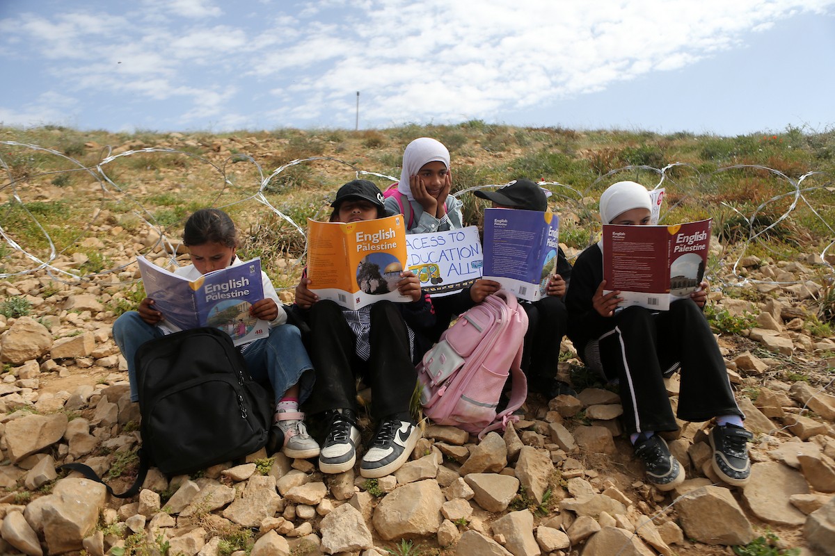 يواصل الطلاب الفلسطينيون اعتصامهم ودراستهم على جانب طريق أغلقه المستوطنون والقوات الإسرائيلية، في قرية أم الخير بمسافر يطا، قضاء الخليل جنوب الضفة الغربية. 26 أبريل/نيسان 2026،(صورة: مأمون وزواز)