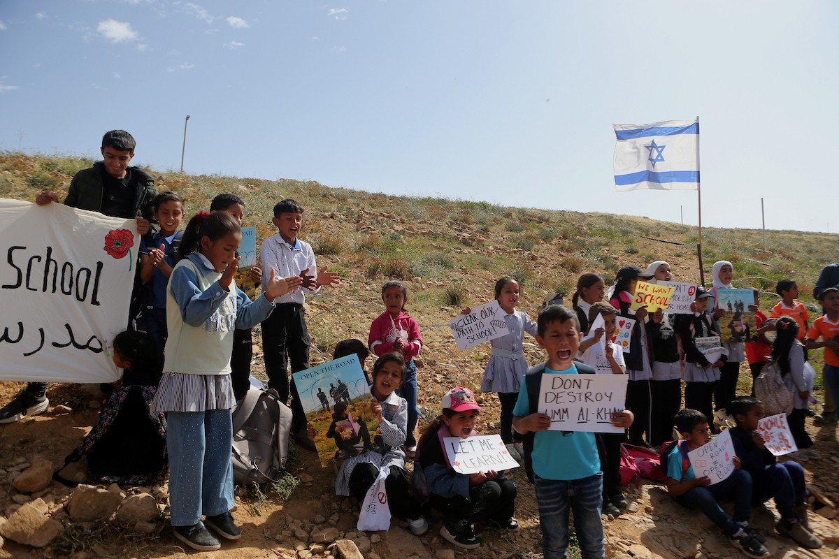 يواصل الطلاب الفلسطينيون اعتصامهم ودراستهم على جانب طريق أغلقه المستوطنون والقوات الإسرائيلية، في قرية أم الخير بمسافر يطا، قضاء الخليل جنوب الضفة الغربية. 26 أبريل/نيسان 2026،(صورة: مأمون وزواز)
