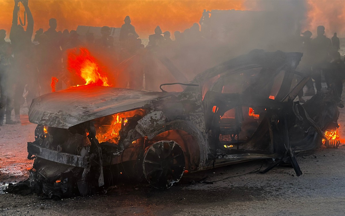 مركبة الزميل الصحفي الشهيد محمد وشاح، مراسل قناة الجزيرة مباشر بعد ان استهدفتها طائرة مسيّرة إسرائيلية غرب مدينة غزة  8 أبريل/نيسان 2026، (صورة: هادي داود )