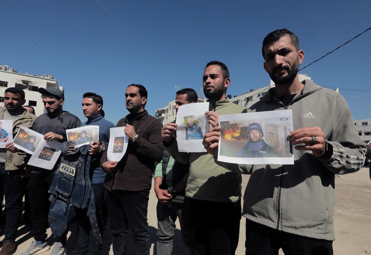 شارك صحفيون فلسطينيون في مظاهرة تنديداً باغتيال إسرائيل لمراسل قناة الجزيرة مباشر محمد وشاح، في ساحة مستشفى الشفاء بمدينة غزة، بتاريخ 9 أبريل/نيسان 2026. (صورة: بلال أسامة)