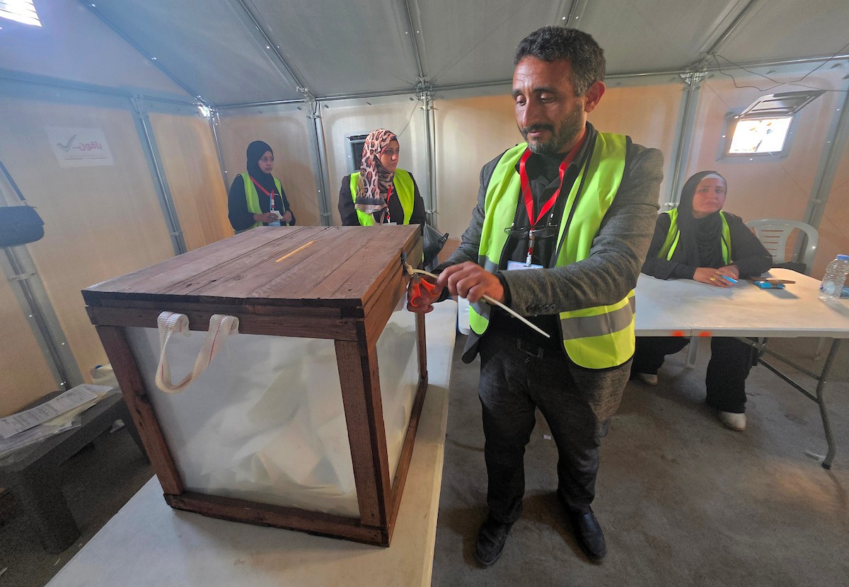 لجنة الانتخابات تُجري فرز قوائم المرشحين في الانتخابات المحلية الأولى في دير البلح وسط قطاع غزة منذ أكثر من عقدين، والأولى في الضفة الغربية منذ بدء حرب السابع من أكتوبر/ تشرين الأول 2023، 25 أبريل/نيسان 2026. (صورة: طارق محمد)