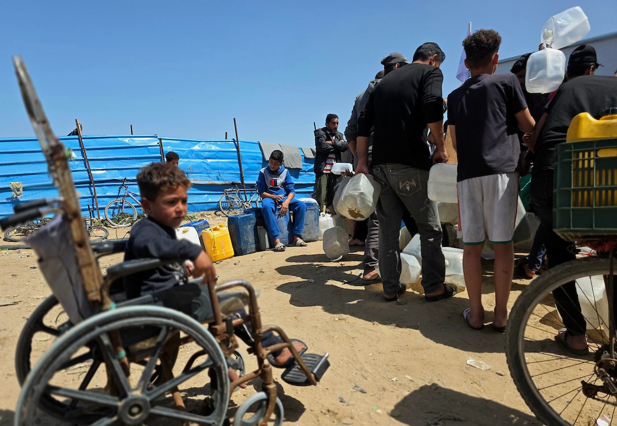 شارك فلسطينيون نازحون في اعتصام احتجاجي جنوب خان يونس، داخل مخيمات النزوح، مطالبين بإنهاء أزمة مياه الشرب، 5 أبريل/نيسان 2026. تصوير: طارق محمد (APA Images).